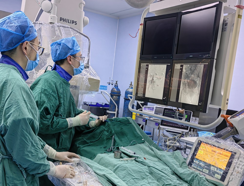 3月8日，腫瘤科團隊成功為王婆婆實施了子宮動脈灌注化療栓塞術(shù)，該項技術(shù)的成功開展，填補了區(qū)域內(nèi)此項技術(shù)的空白。.jpg