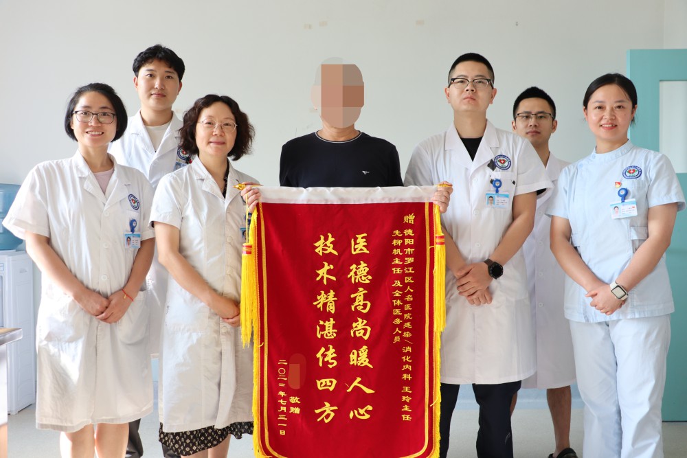 7月31日下午，出院患者張先生將一面印有“醫(yī)德高尚暖人心，技術精湛傳四方”字樣的錦旗送到了感染消化內科，感謝王玲主任、先柳帆副主任及全科醫(yī)務人員。.jpg