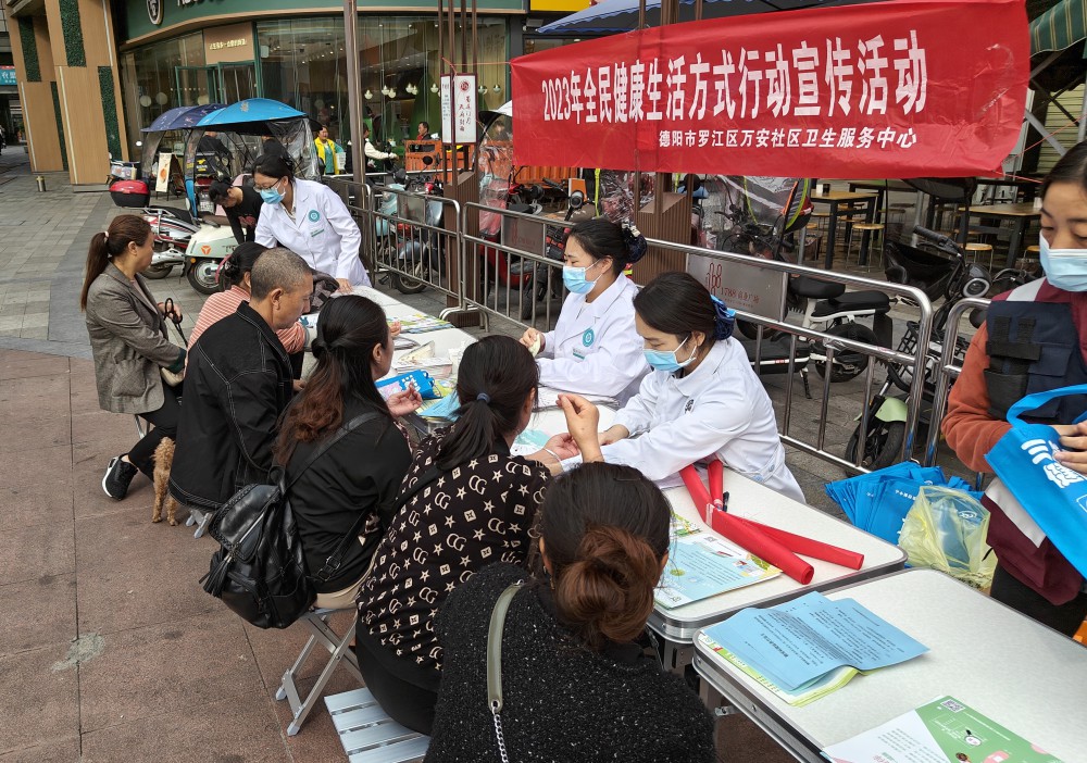 10月9日上午，心血管神經內科在1788廣場開展了以“健康生活，理想血壓”為主題的義診義檢宣傳活動。.jpg