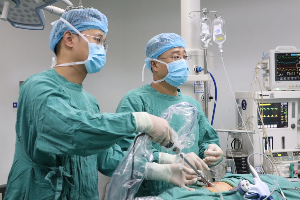 11月24日，我院普外胸外泌尿外科成功為八旬老人實施了腹腔鏡下右側(cè)無功能腎切除術(shù)。.jpg