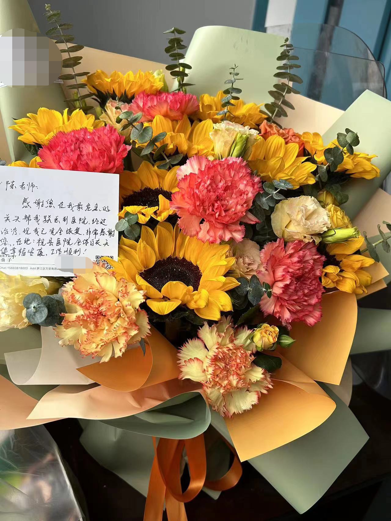 2月1日上午，一束美麗的鮮花送到的內(nèi)一科主治醫(yī)師陳冬晴手中，陳老師正疑惑，后看見隨花附帶的卡片，原來是她曾經(jīng)的患者洪先生送來的。.jpg